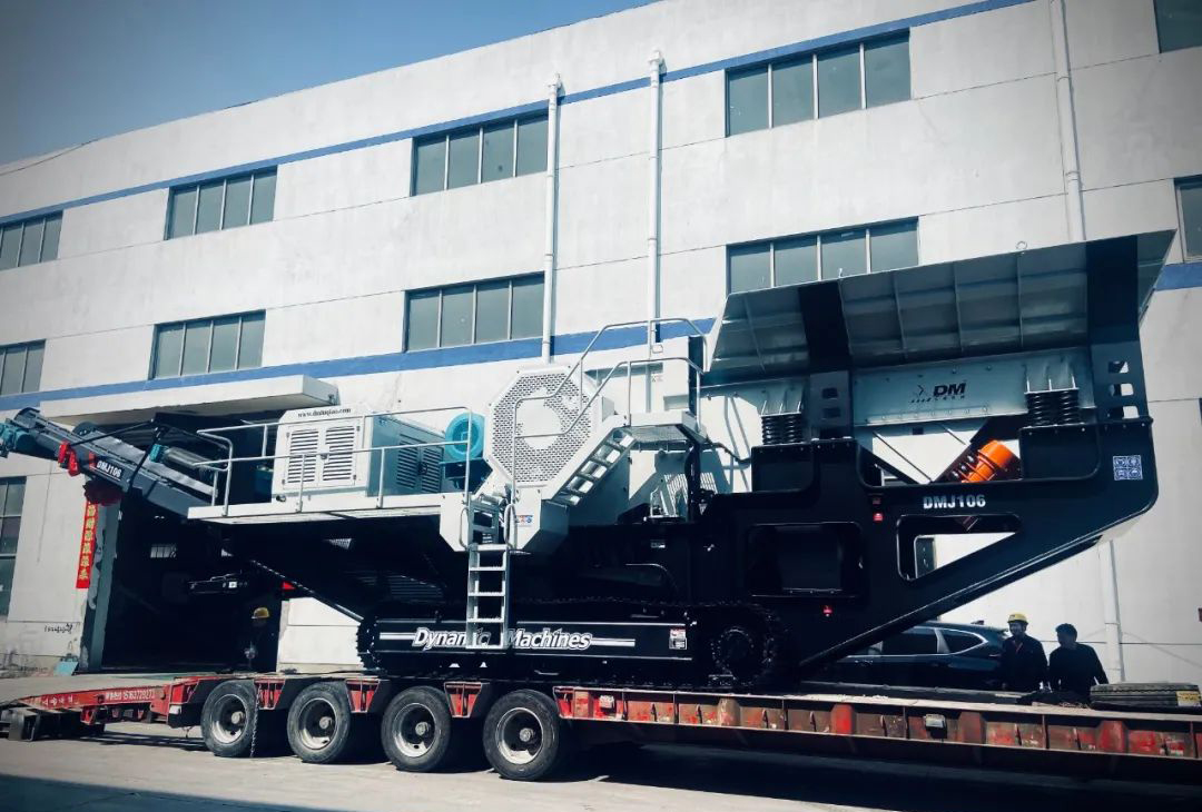 發(fā)貨中 | 上海東蒙DMJ106履帶移動顎式破碎站火速發(fā)往客戶前方，助力客戶砂石骨料項目